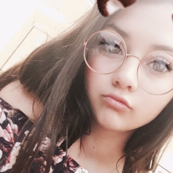 Profile Picture of Aimee Aszman (@aimeejamie) on Poshmark