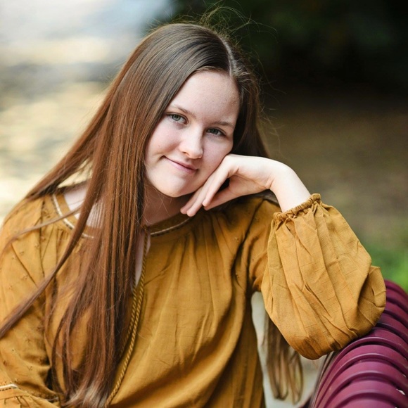 Profile Picture of Alexa Hannah (@alexa_hannah) on Poshmark