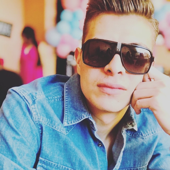 Profile Picture of Kevin Munoz (@kevinmnz94) on Poshmark