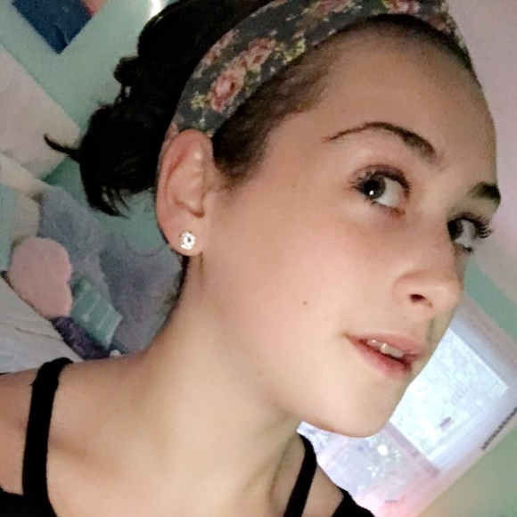 Profile Picture of Sarah Brechner (@sadiegeorgie12) on Poshmark