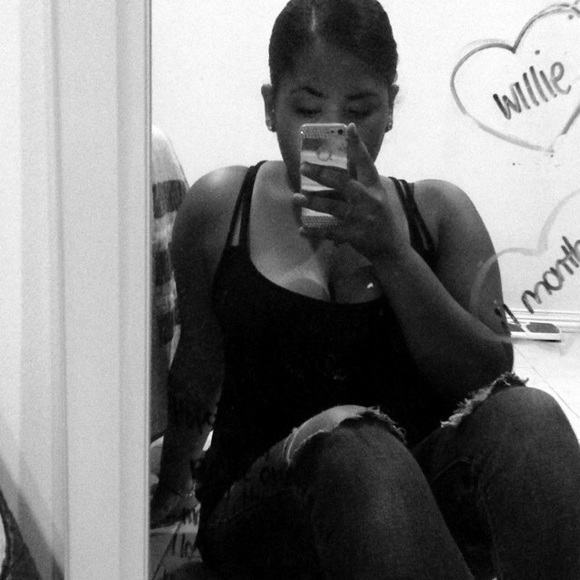 Profile Picture of Ileanis Padin (@ileanisxo) on Poshmark