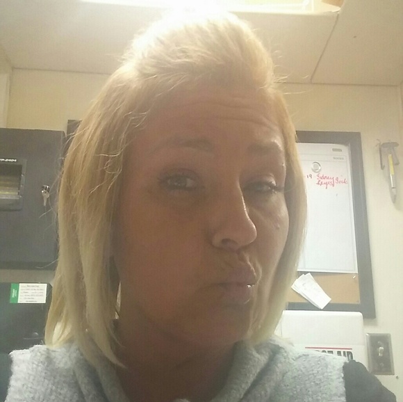 Profile Picture of Nicole Micelli (@nikkimarie8410) on Poshmark