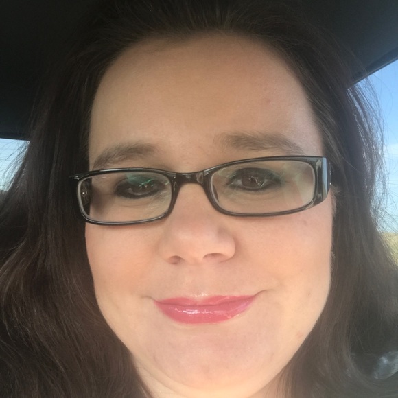 Haley Busch - Poshmark Profile Picture of Haley Busch (@hbusch1018) on Poshmark