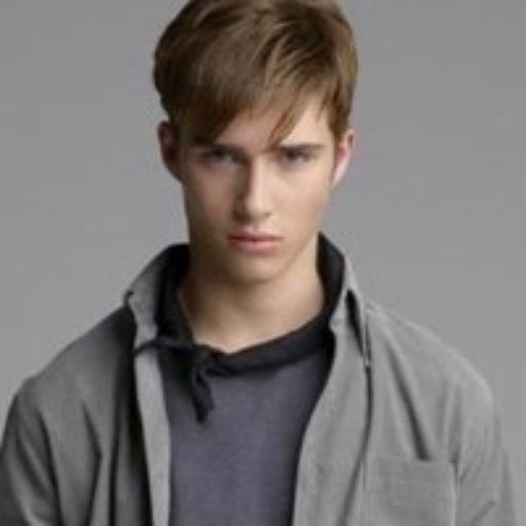 Profile Picture of Celerino Briones (@celerinob) on Poshmark