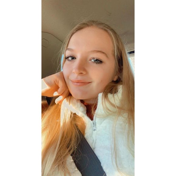 Profile Picture of Stefani Watson (@stefani_rose12) on Poshmark