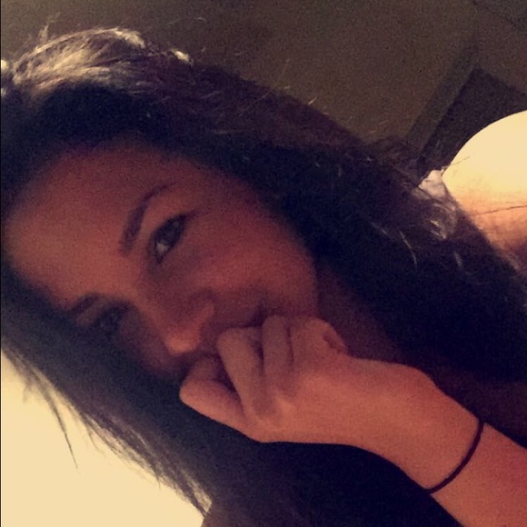 Profile Picture of Vania Alvarez (@vania2012) on Poshmark