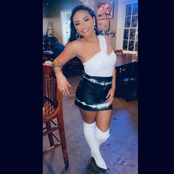Profile Picture of Christina Sandifer (@ilovesteak) on Poshmark