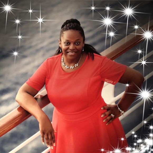 Profile Picture of Laura Walton (@lowalton) on Poshmark