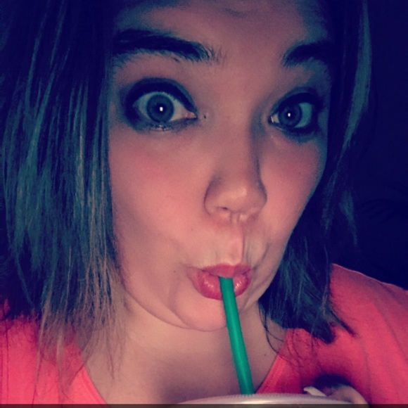 Profile Picture of Danielle Dumas (@danie_leigh_) on Poshmark