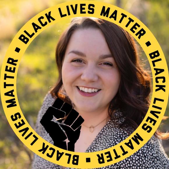 Profile Picture of Anna Kroeger (@kroegeranna) on Poshmark