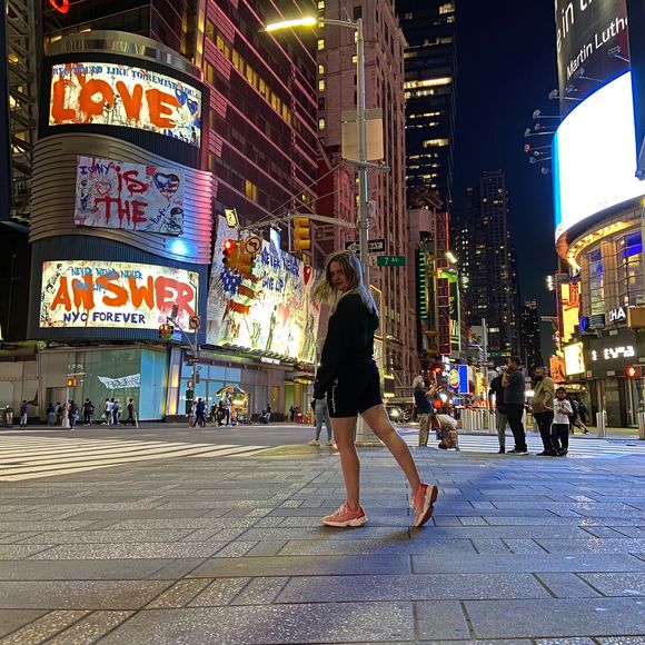 Profile Picture of Oana Drăghici (@oana_d) on Poshmark