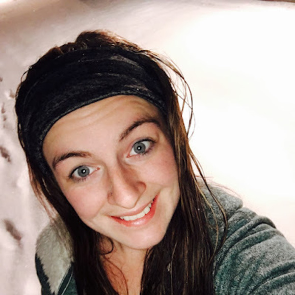 Pauline Thurston - Poshmark Profile Picture of Pauline Thurston (@paulinethurston) on Poshmark