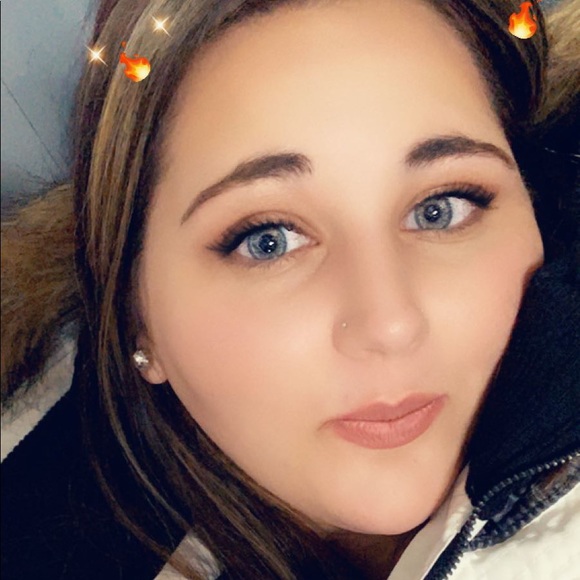 Profile Picture of Alexis Saari (@lexisaari2525) on Poshmark