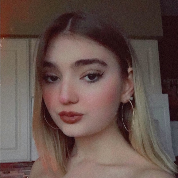 Profile Picture of Abbi Fosco (@abbimarie280) on Poshmark