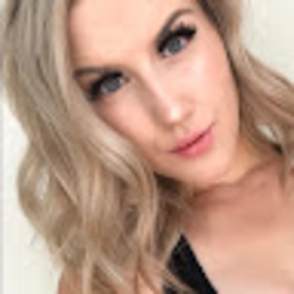 Profile Picture of Briana Pfalzgraff (@bee___45) on Poshmark