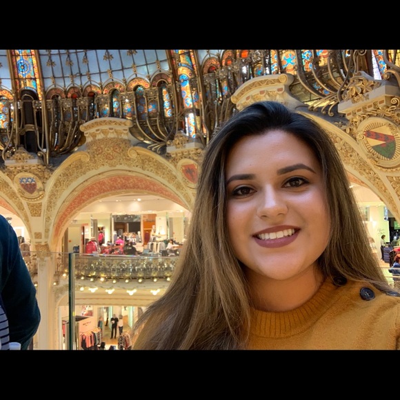 Profile Picture of Alexandria Guillen (@guillal) on Poshmark