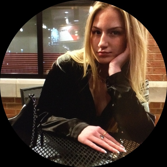 Profile Picture of Carissa Sonntag (@carissasonntag) on Poshmark