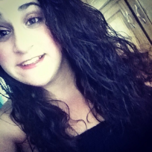 Profile Picture of Danielle Padron (@fierce_101) on Poshmark
