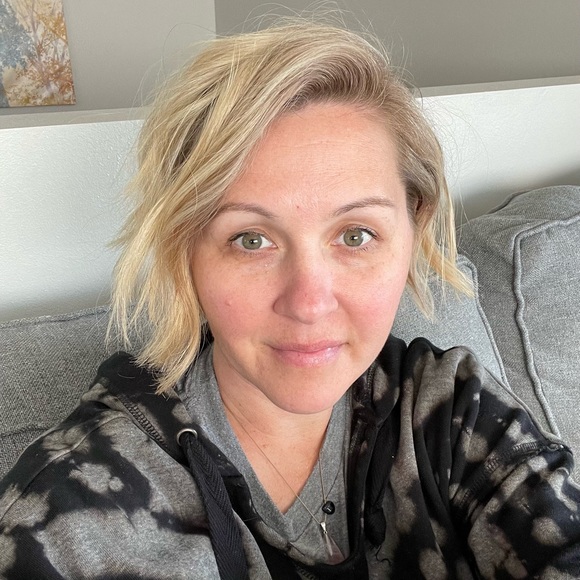 Profile Picture of Vicki Andvik (@vandvik22) on Poshmark