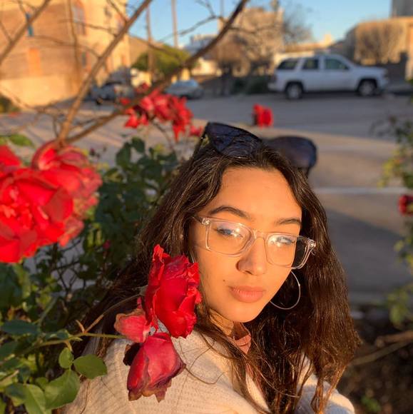 Profile Picture of Daniela Zapata (@danielazapat268) on Poshmark