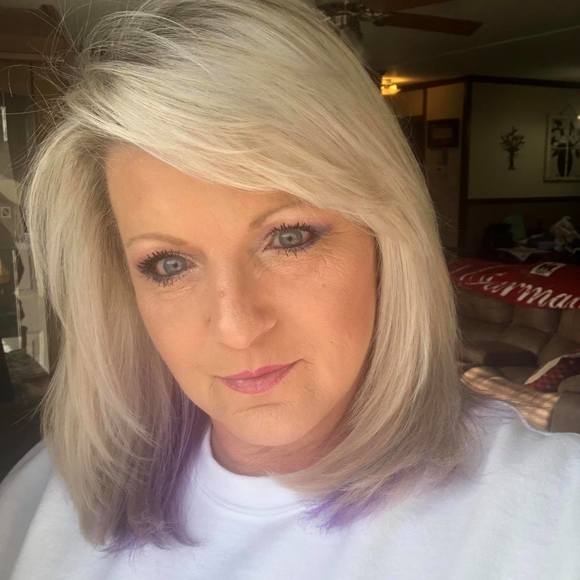 Profile Picture of Vicky Grindle (@vkeys8) on Poshmark