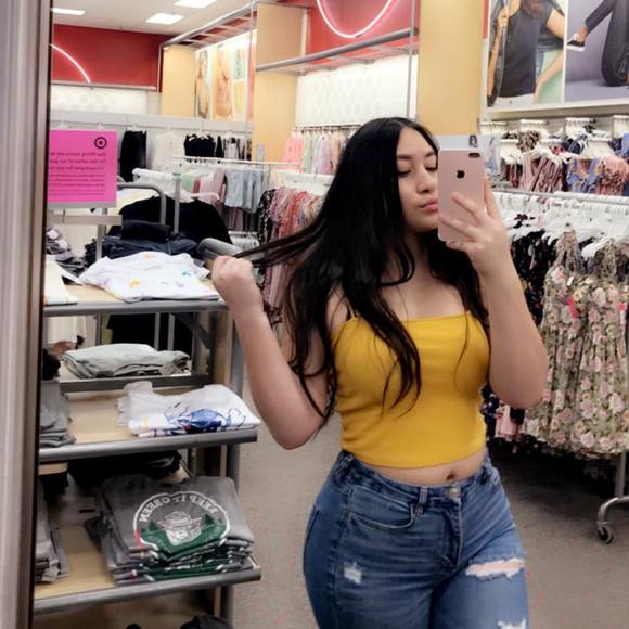 Profile Picture of Mariana Palomares (@mariana_21p) on Poshmark