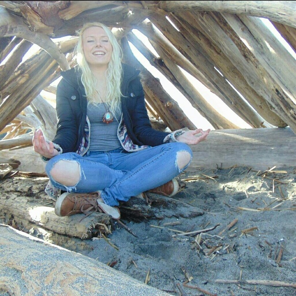 Profile Picture of Shannon Deshner (@shannonde) on Poshmark