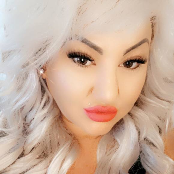 Profile Picture of Danelle Bobrick (@danellerenae) on Poshmark