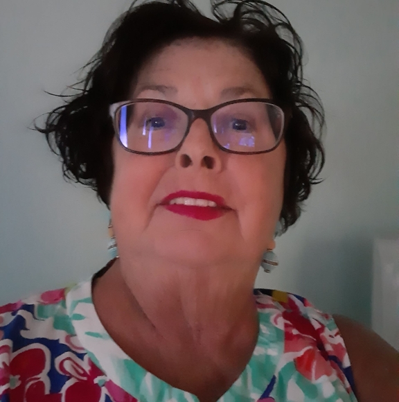 Profile Picture of Deborah Siudak (@deborahsiudak) on Poshmark