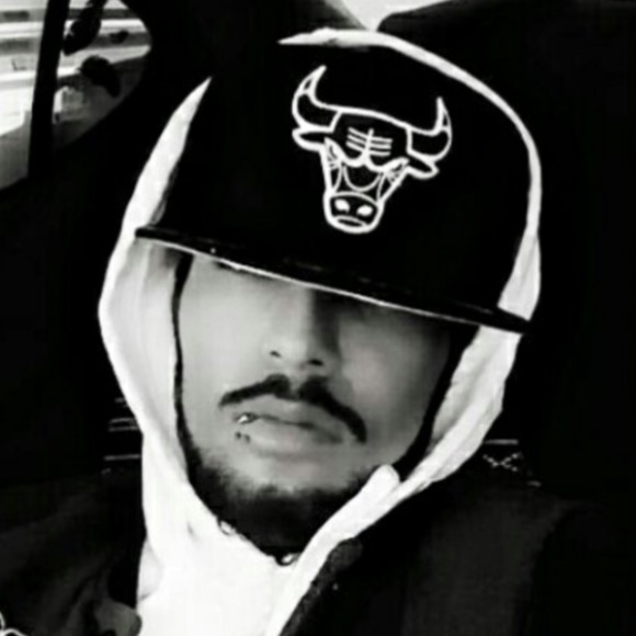 Profile Picture of Tyler Essert (@tessert56) on Poshmark