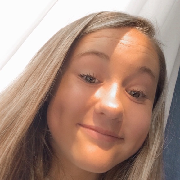 Profile Picture of Lucy Dotterer (@lucydotterer) on Poshmark