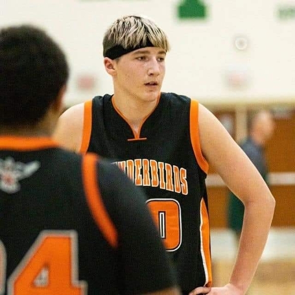 Profile Picture of Eli Shaw (@deadhunterplayz) on Poshmark