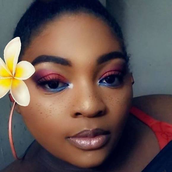 Profile Picture of Danielle Arthur (@danialicialife) on Poshmark
