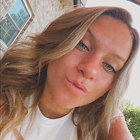 Profile Picture of Hannah Pfeifer (@hpfeifer623) on Poshmark