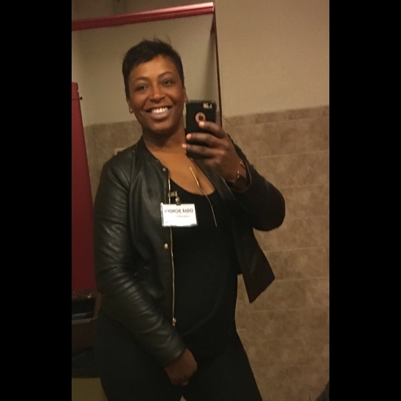 Profile Picture of Sherelle Smith (@sherelledsmith) on Poshmark