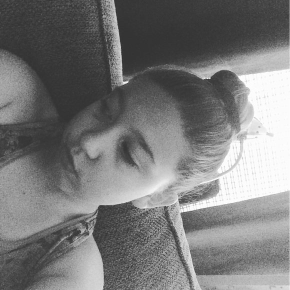 Profile Picture of Magz Illa (@magihuff) on Poshmark