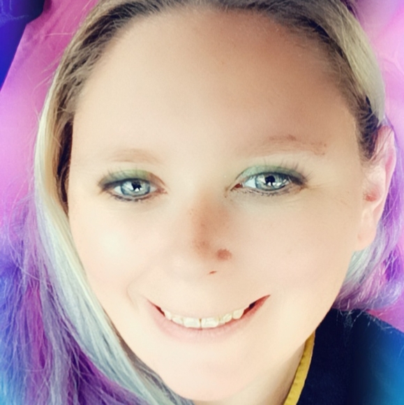 Profile Picture of Jade Cox (@jadecox470) on Poshmark