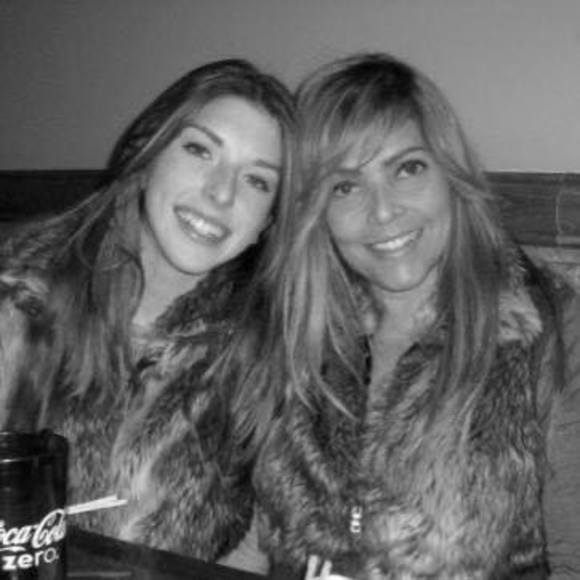 Profile Picture of Caroline Carrothers (@carebear333f) on Poshmark