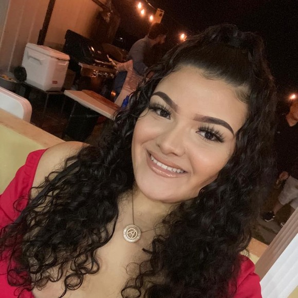 Profile Picture of Ashley Lanzas (@asshhleeyy__) on Poshmark