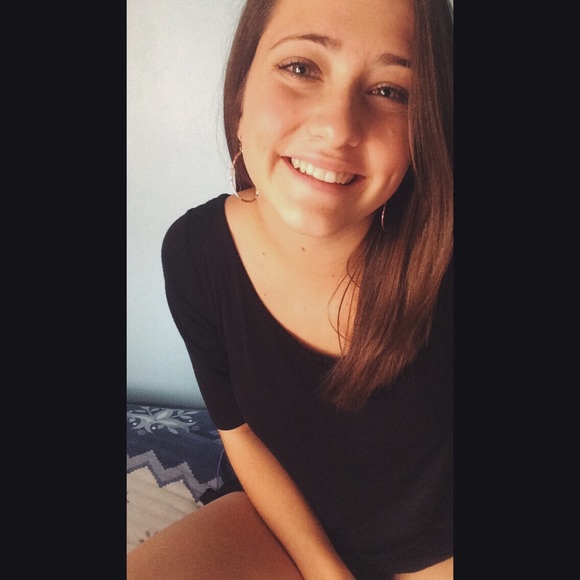 Profile Picture of Darcy Oursler (@darcy_oursler) on Poshmark