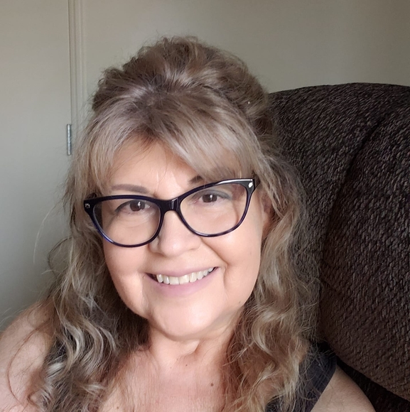 Profile Picture of Gloria Serda (@gserda) on Poshmark