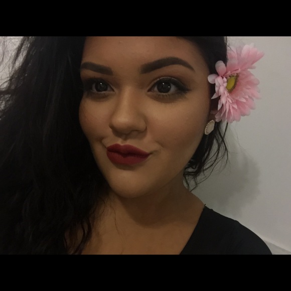 Profile Picture of Nichole Alvarez (@nciholee) on Poshmark