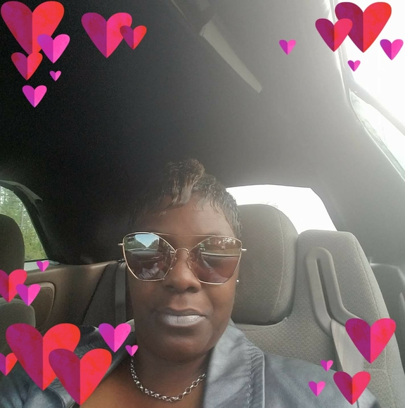 Profile Picture of Emma Oliver (@emma69oliver) on Poshmark