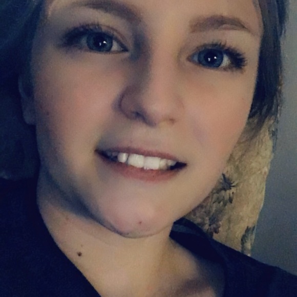 Profile Picture of Forsythea Mooe (@fomo_claris) on Poshmark