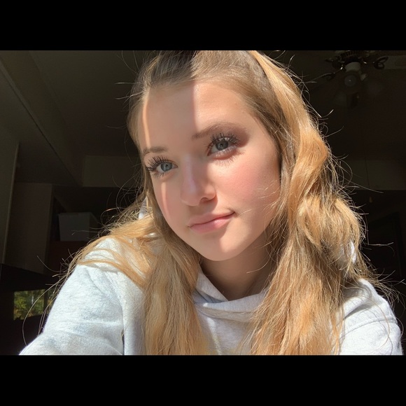 Profile Picture of Lexi Zadow (@lexiii178) on Poshmark