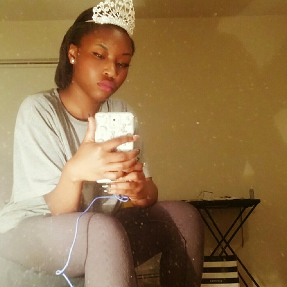 Profile Picture of Isis Grant (@isisgrant) on Poshmark