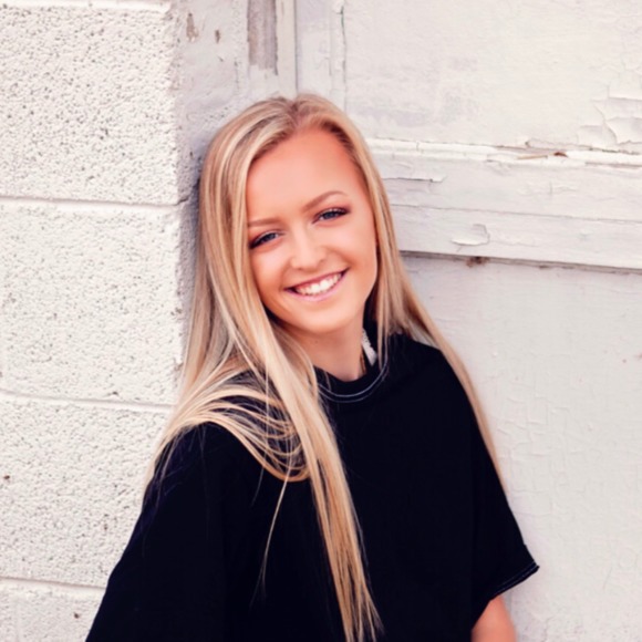 Profile Picture of Sydney Braungardt (@sydbraungardt) on Poshmark