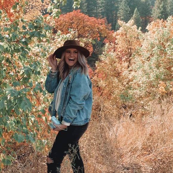 Profile Picture of Brittany Botts (@brittanybotts) on Poshmark