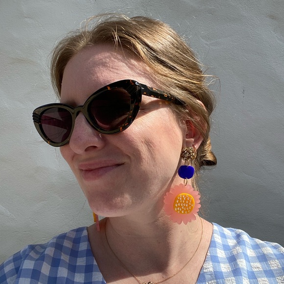 Profile Picture of Lara Ihnatowicz (@laraihnatowicz) on Poshmark