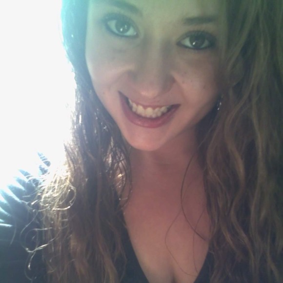 Profile Picture of Savannah Arnold (@savsmilez7) on Poshmark